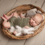 малыш лежит в деревянном корыте с мохнатым зайцем малыш спит возраст до года