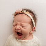 новорожденная девочка зевает