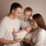 семья любуется новорожденным ренком